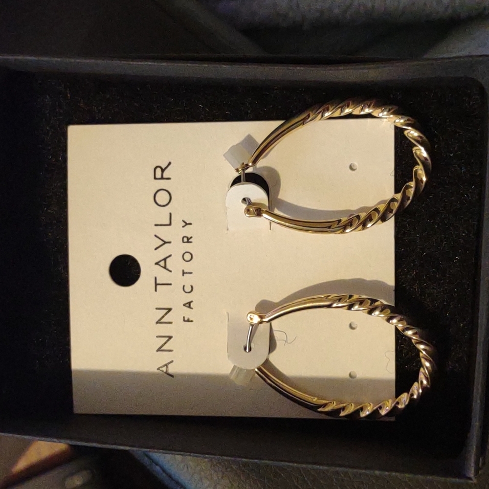 Ann Taylor gold toned earrings